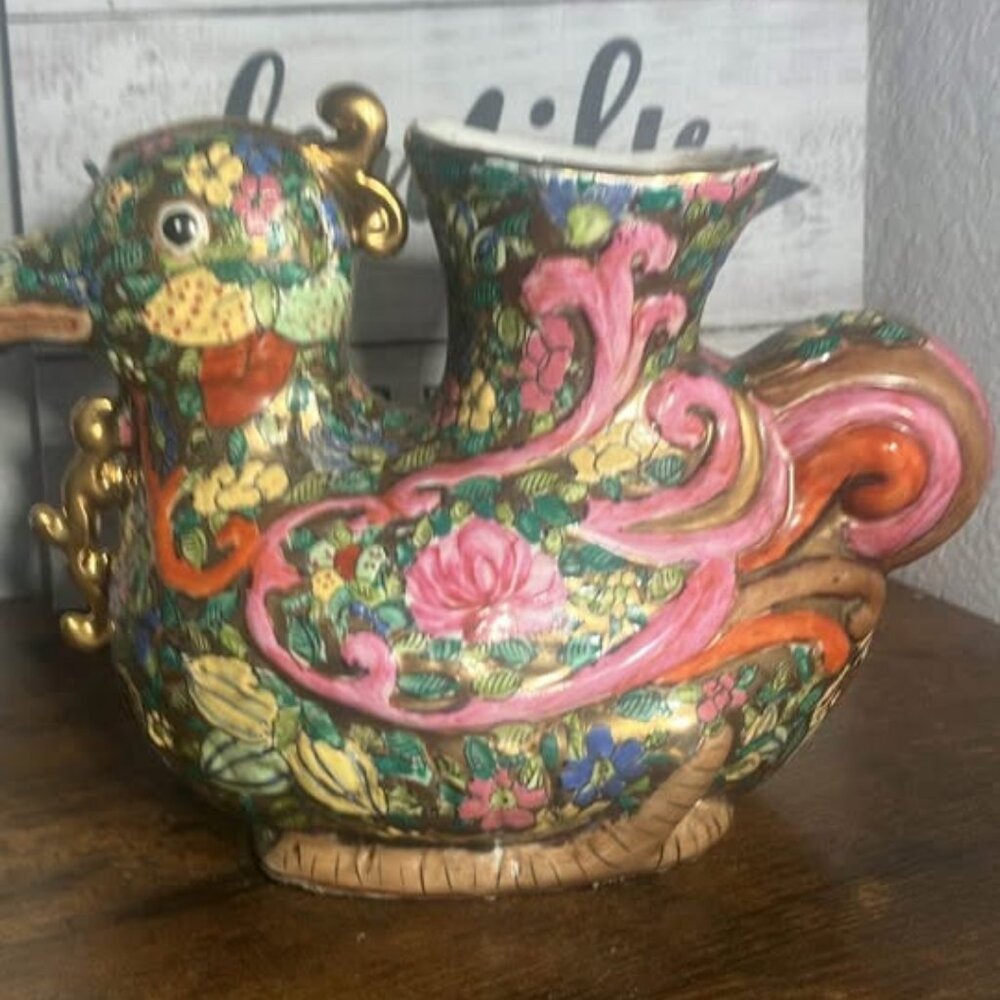 Antique HFP Macau  Qing  Dynasty handpainted duck vase. Beautiful design, colors